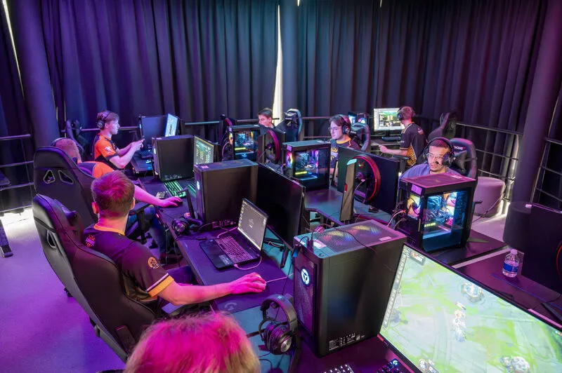 Jonge spelers aan gaming-pc's tijdens een esportsevent